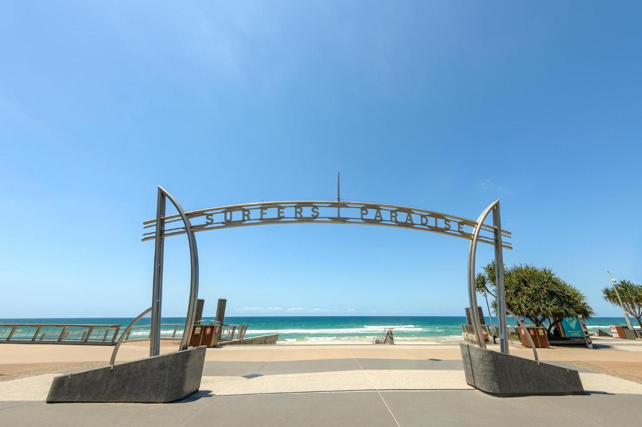 Meriton Suites Surfers Paradise Gold Coast Exterior foto The entrance to the beach at Surfers Paradise